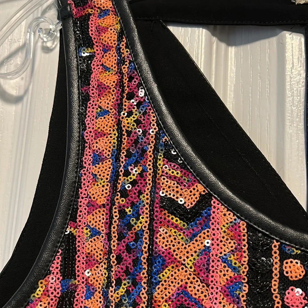 Top with different sequins colors. Finished with leather bias . - Picture 2 of 6